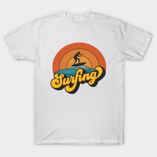 Surfing Sea and Sun Summer retro Vintage Art T-Shirt